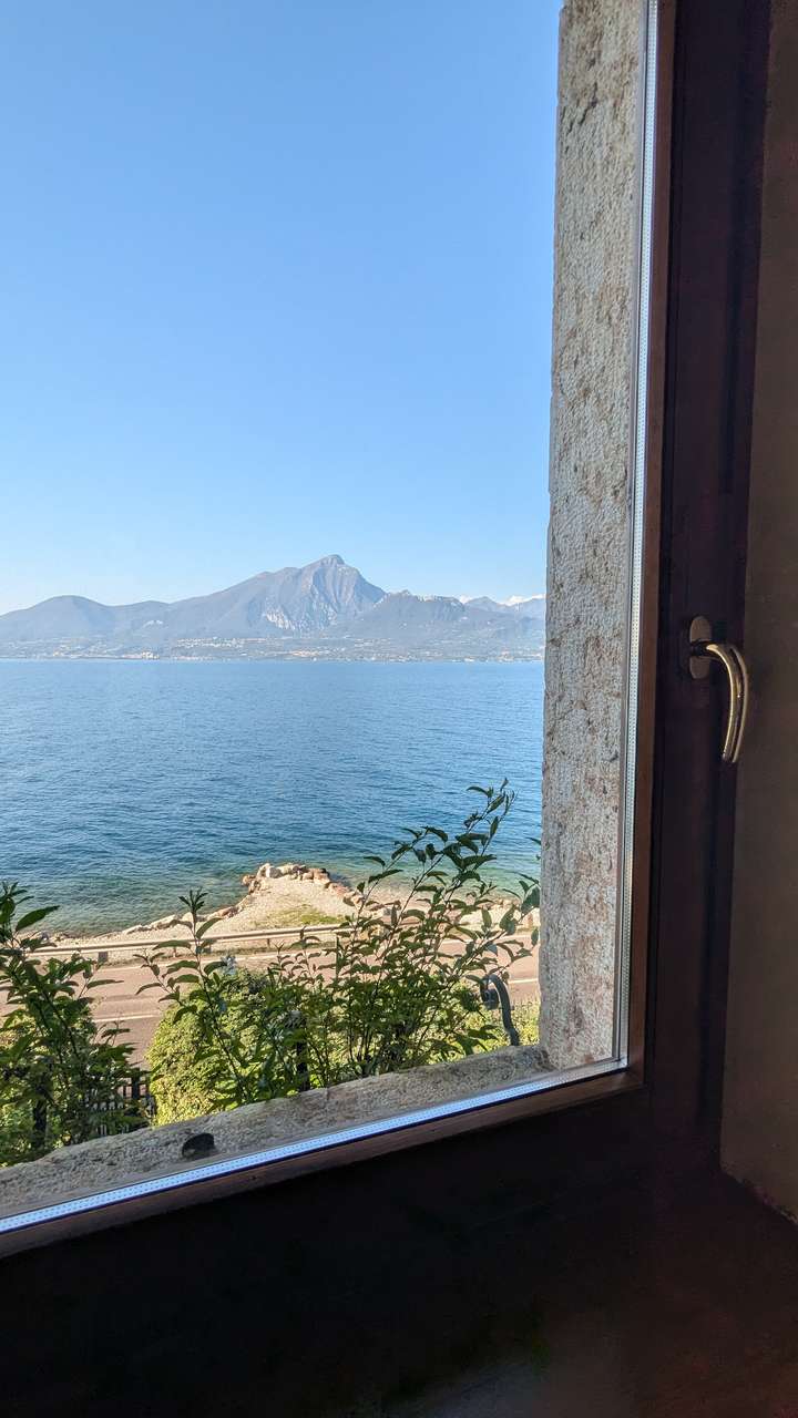 imposante Villa in 1.Linie am Gardasee Torri del Benaco mit viel Baupotential