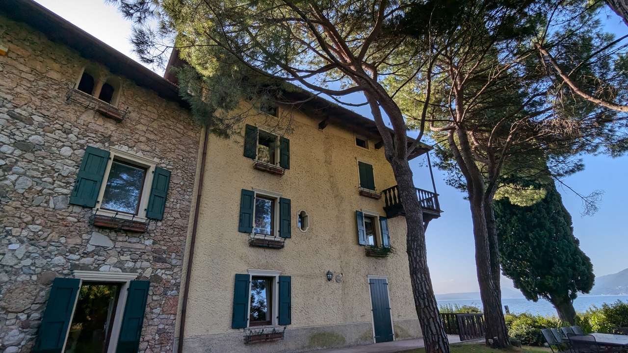 imposante Villa in 1.Linie am Gardasee Torri del Benaco mit viel Baupotential