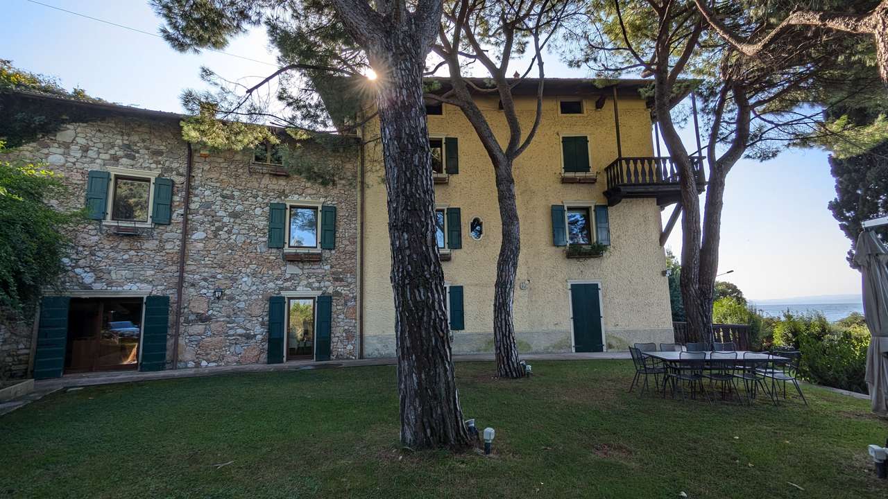 imposante Villa in 1.Linie am Gardasee Torri del Benaco mit viel Baupotential