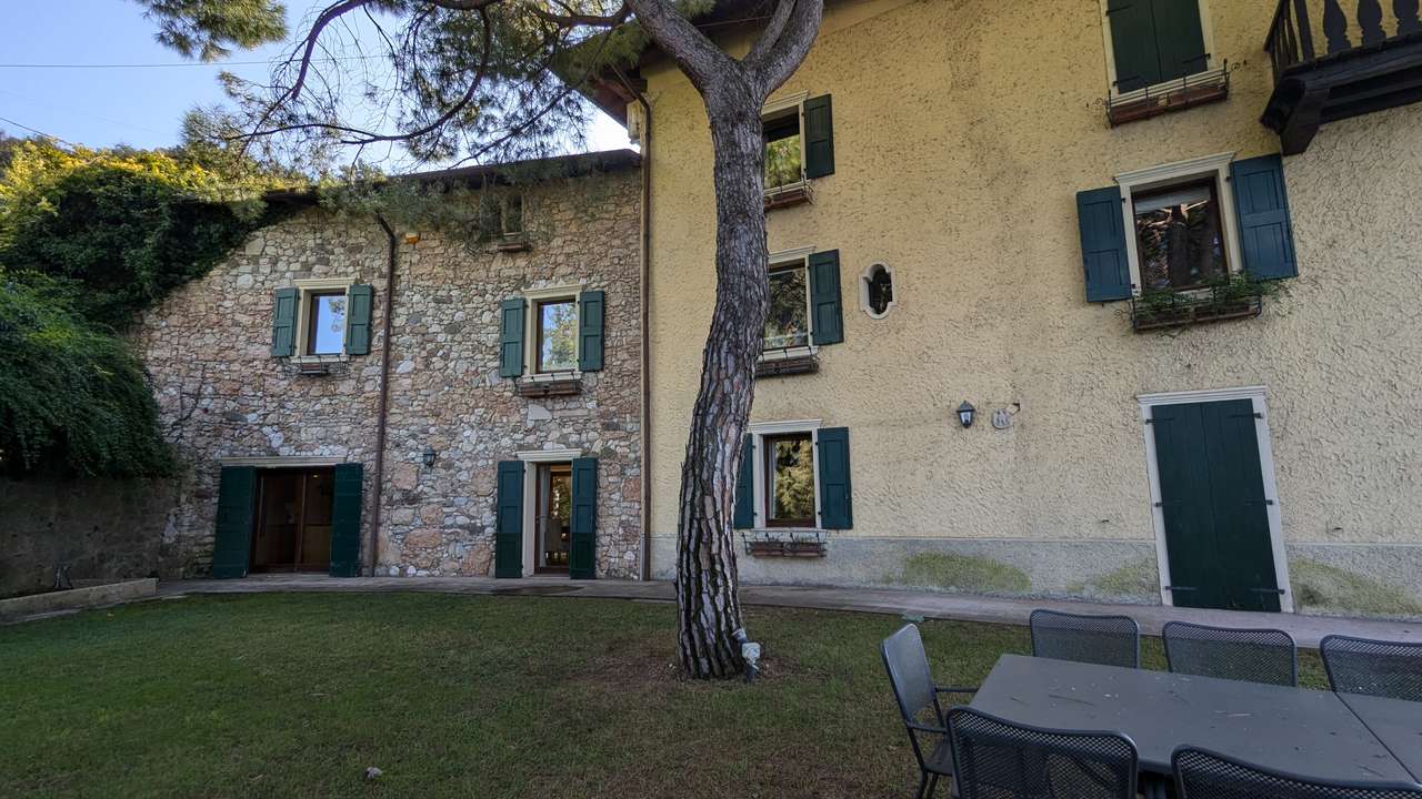 imposante Villa in 1.Linie am Gardasee Torri del Benaco mit viel Baupotential
