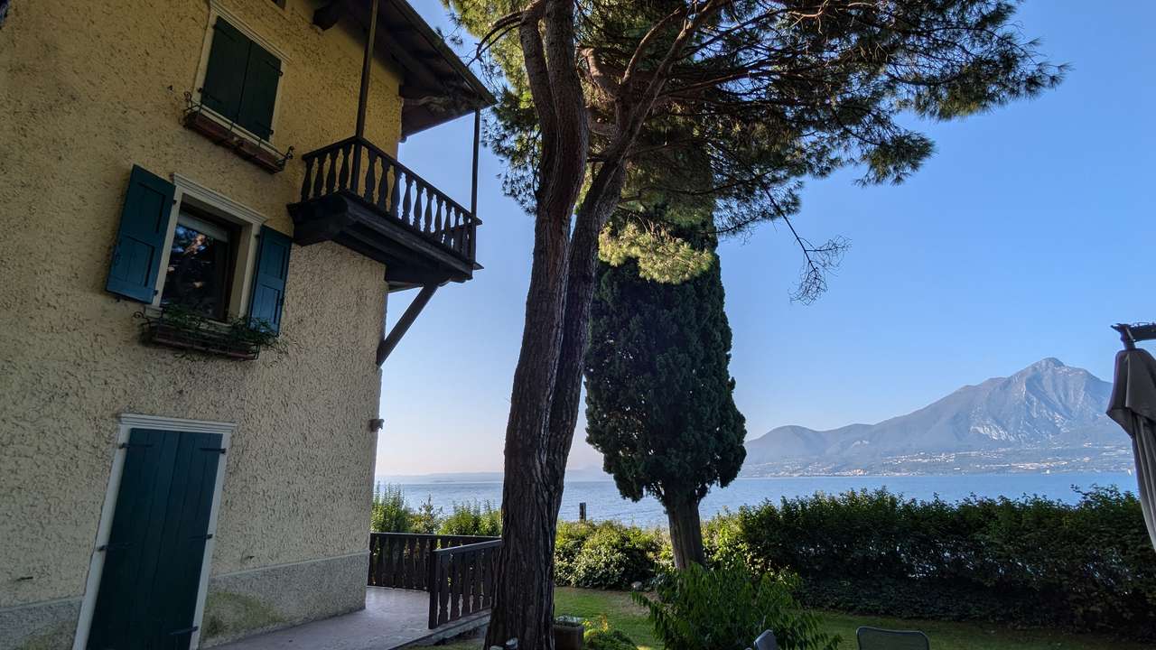 imposante Villa in 1.Linie am Gardasee Torri del Benaco mit viel Baupotential