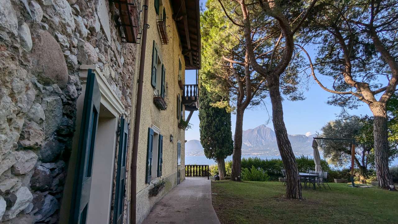 imposante Villa in 1.Linie am Gardasee Torri del Benaco mit viel Baupotential