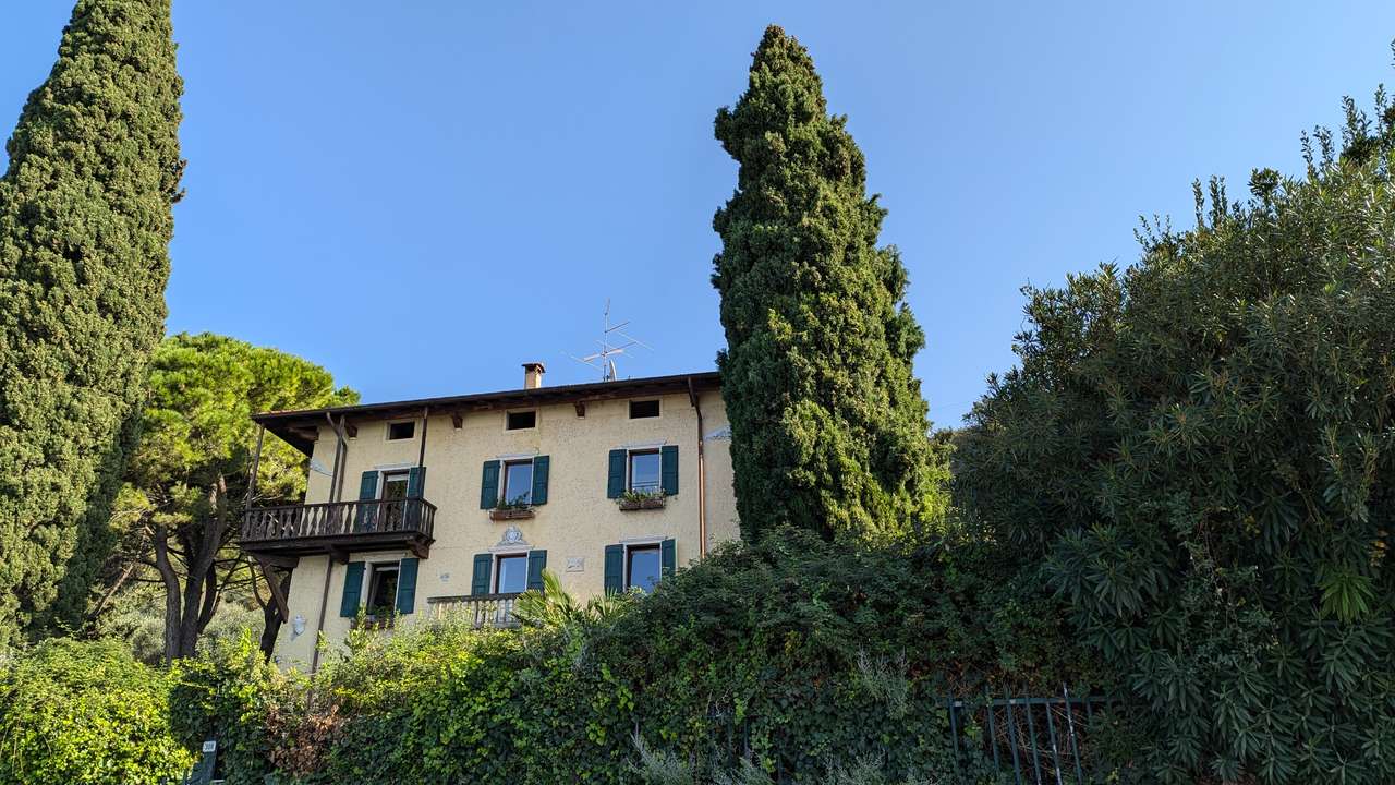 imposante Villa in 1.Linie am Gardasee Torri del Benaco mit viel Baupotential