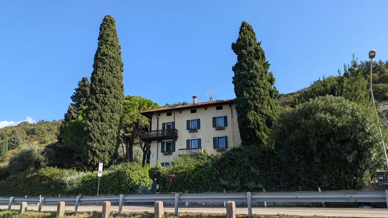 imposante Villa in 1.Linie am Gardasee Torri del Benaco mit viel Baupotential