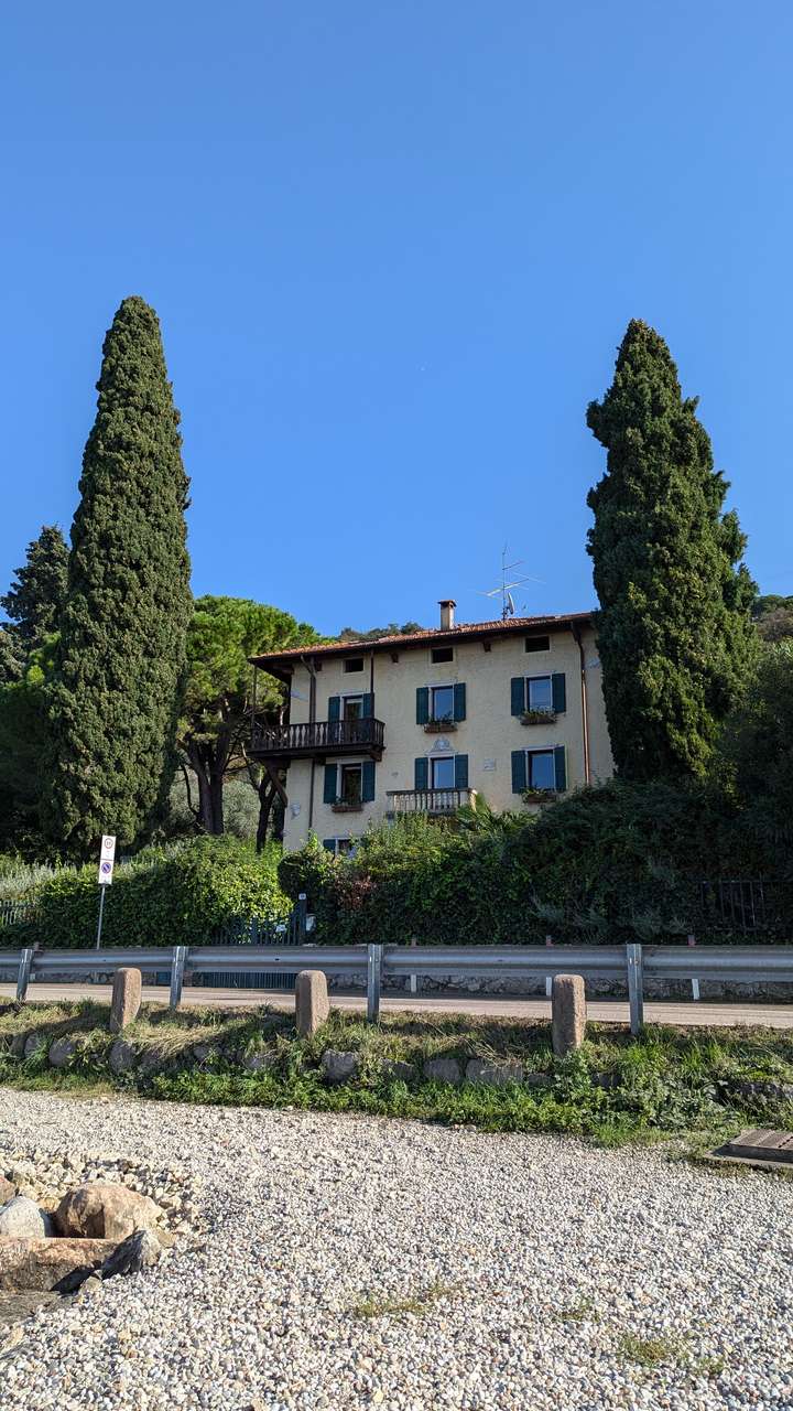 imposante Villa in 1.Linie am Gardasee Torri del Benaco mit viel Baupotential