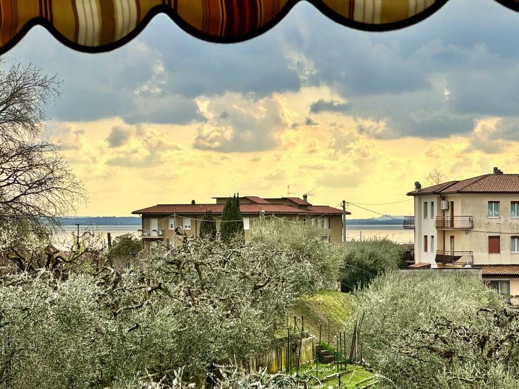 Bardolino Eck-Reihenhaus mit Panoramablick 4-Zi., 3 Bäder, Garten