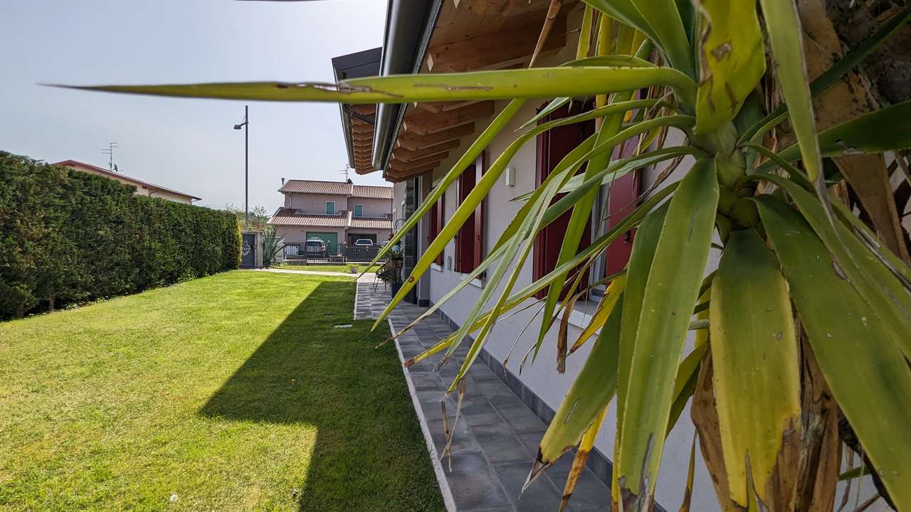 4-5 Zi. Villa in guter Wohnlage nahe Lazise, moderne Haustechnik, Wärmepumpe, Pool, Gardasee