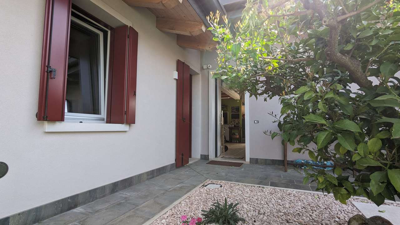 4-5 Zi. Villa in guter Wohnlage nahe Lazise, moderne Haustechnik, Wärmepumpe, Pool, Gardasee