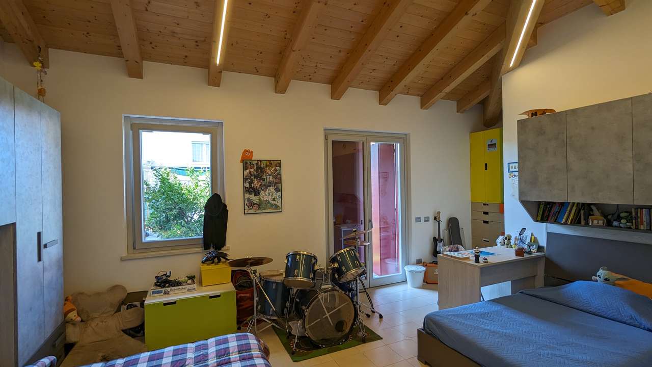 4-5 Zi. Villa in guter Wohnlage nahe Lazise, moderne Haustechnik, Wärmepumpe, Pool, Gardasee