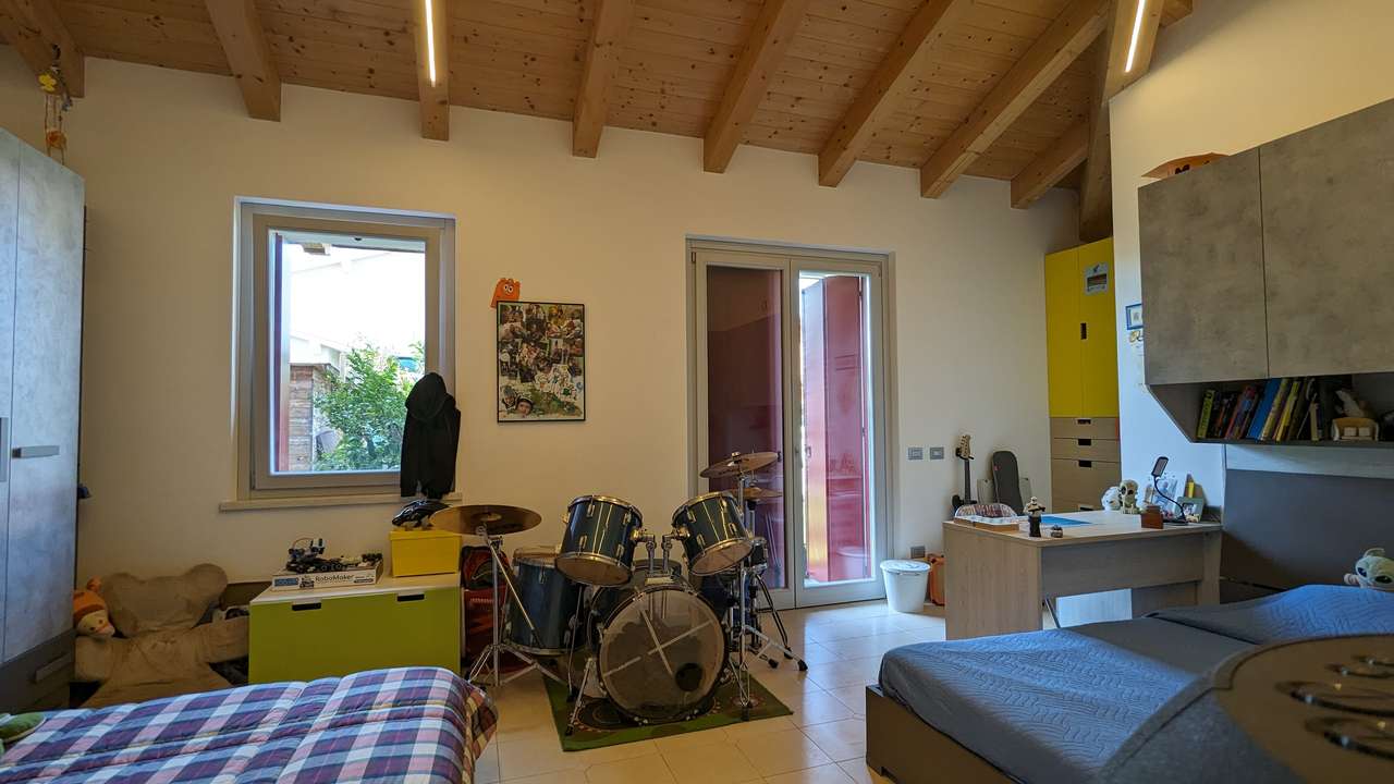 4-5 Zi. Villa in guter Wohnlage nahe Lazise, moderne Haustechnik, Wärmepumpe, Pool, Gardasee