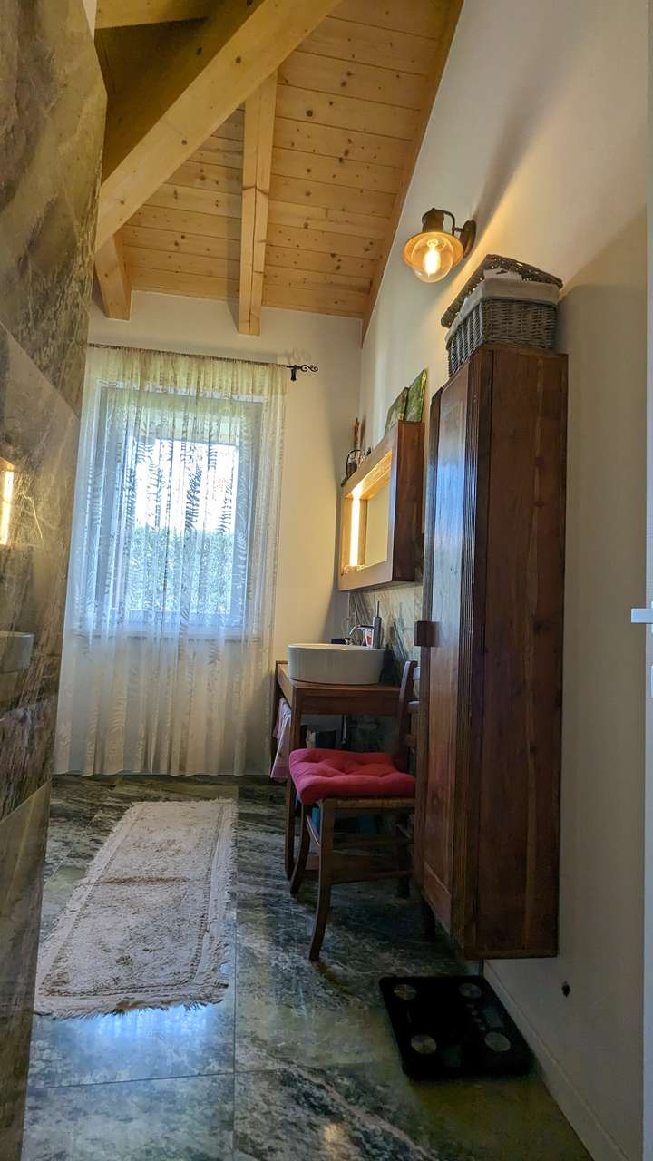 4-5 Zi. Villa in guter Wohnlage nahe Lazise, moderne Haustechnik, Wärmepumpe, Pool, Gardasee