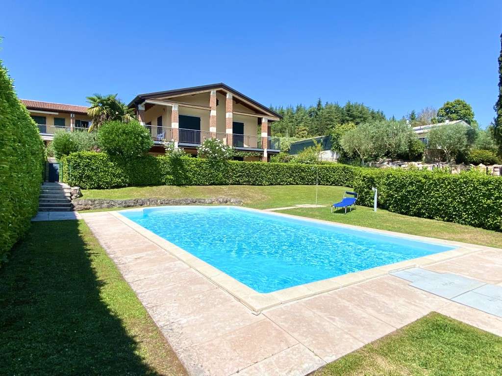 3 Zi.-DG Wohnung mit 3 Pools in Costermano / Castion, Balkon, Garage, Tennis