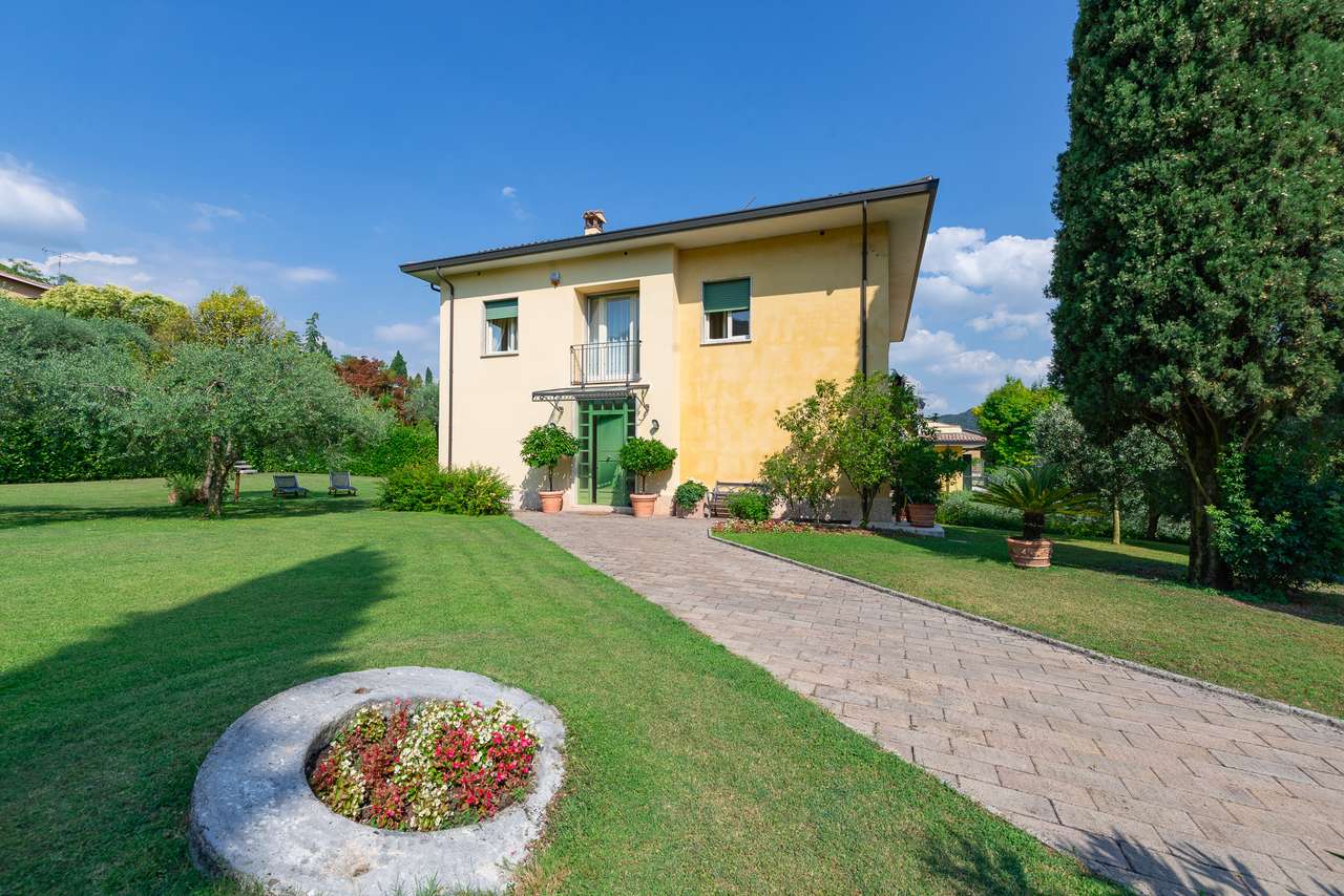 Villa in Garda mit 4SZ, 3 Bäder, Garage, Garten, traumhafter Seeblick