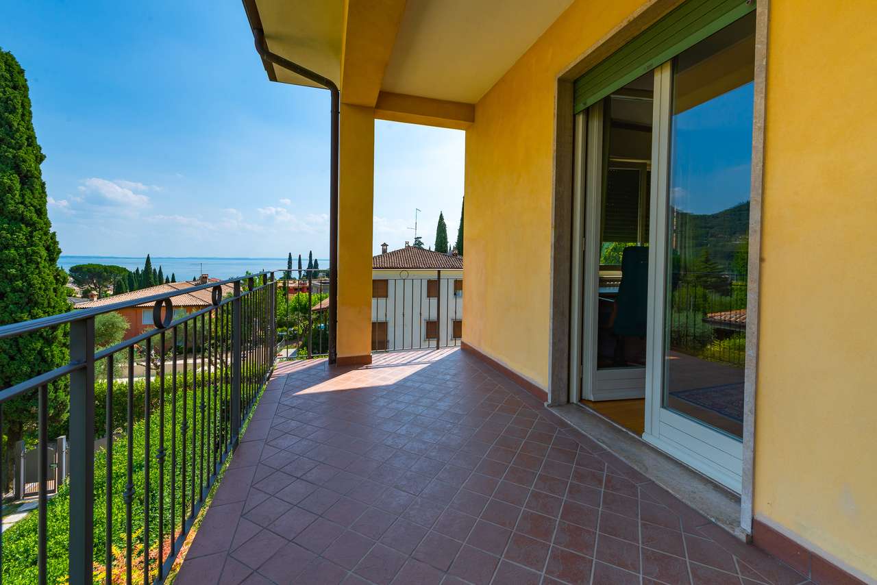 Villa in Garda mit 4SZ, 3 Bäder, Garage, Garten, traumhafter Seeblick