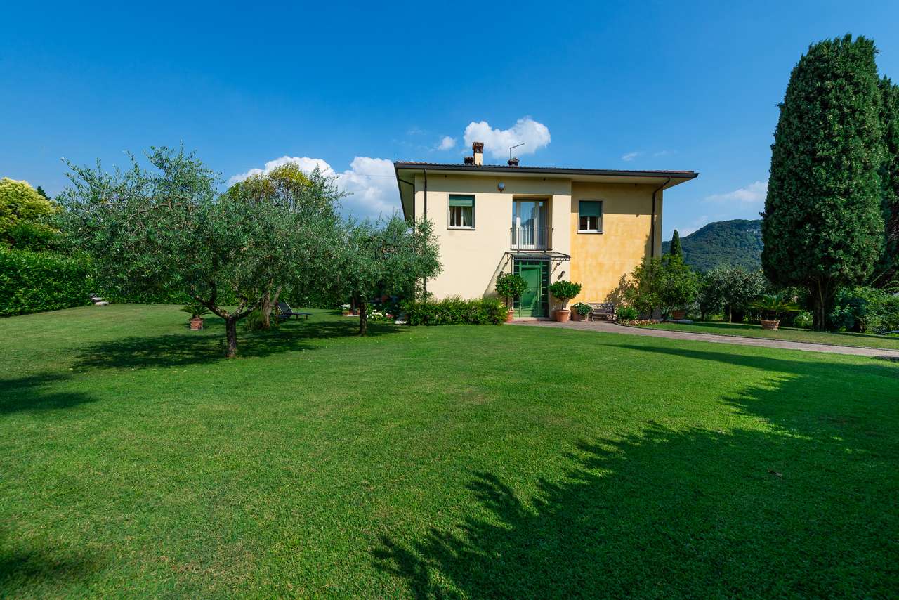 Villa in Garda mit 4SZ, 3 Bäder, Garage, Garten, traumhafter Seeblick