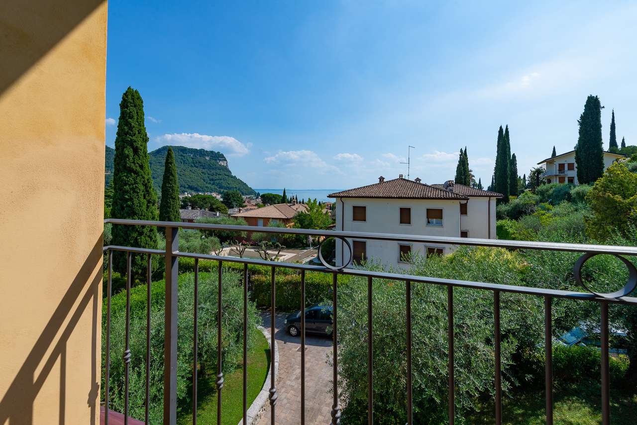Villa in Garda mit 4SZ, 3 Bäder, Garage, Garten, traumhafter Seeblick
