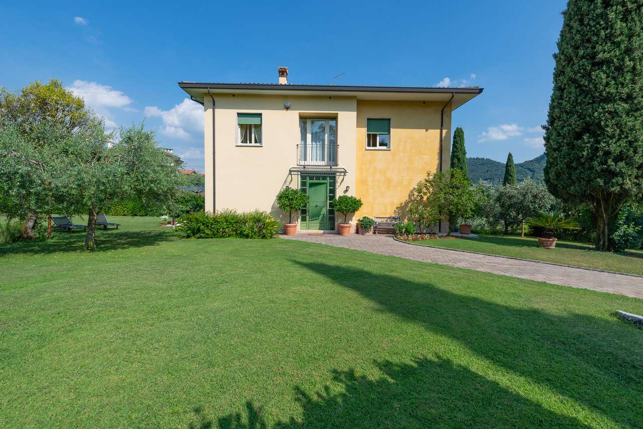 Villa in Garda mit 4SZ, 3 Bäder, Garage, Garten, traumhafter Seeblick