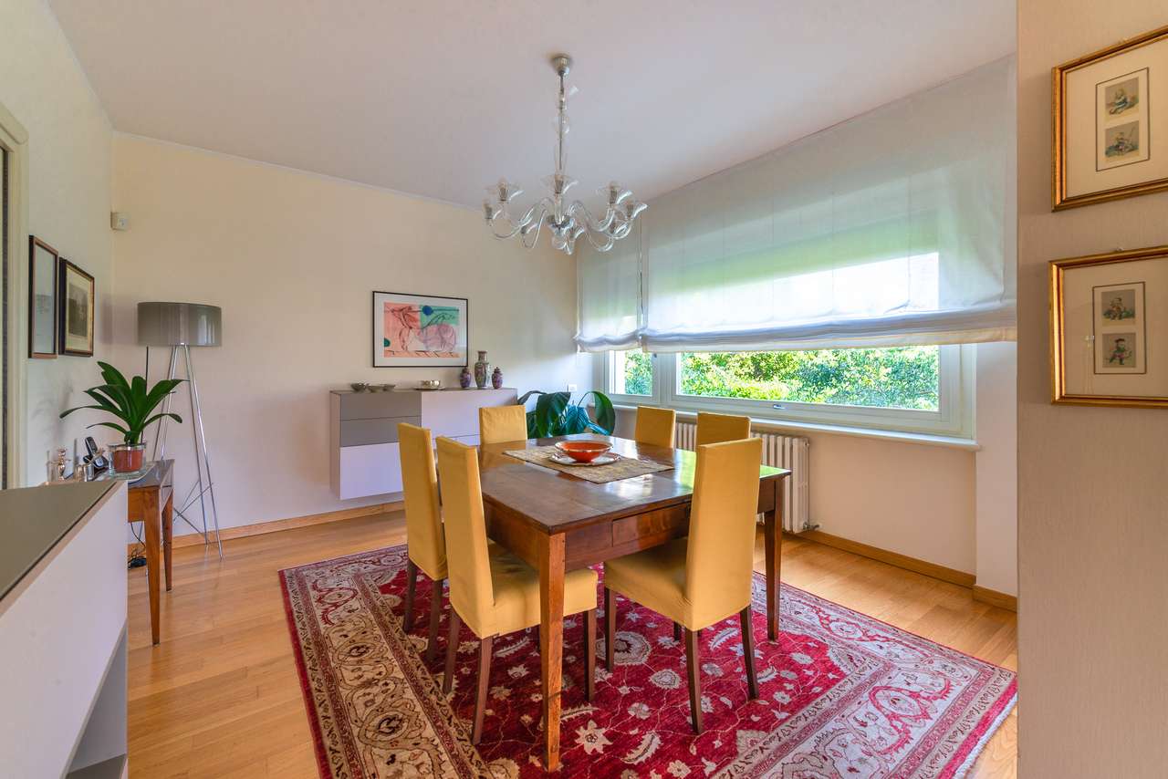 Villa in Garda mit 4SZ, 3 Bäder, Garage, Garten, traumhafter Seeblick