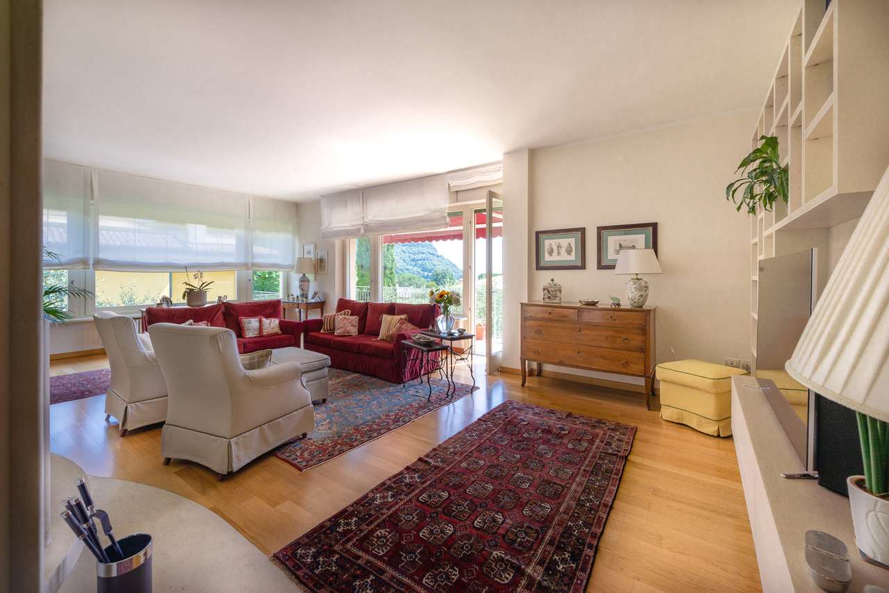Villa in Garda mit 4SZ, 3 Bäder, Garage, Garten, traumhafter Seeblick
