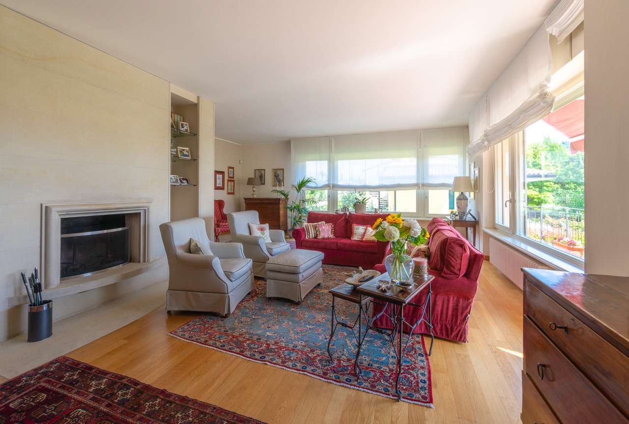 Villa in Garda mit 4SZ, 3 Bäder, Garage, Garten, traumhafter Seeblick