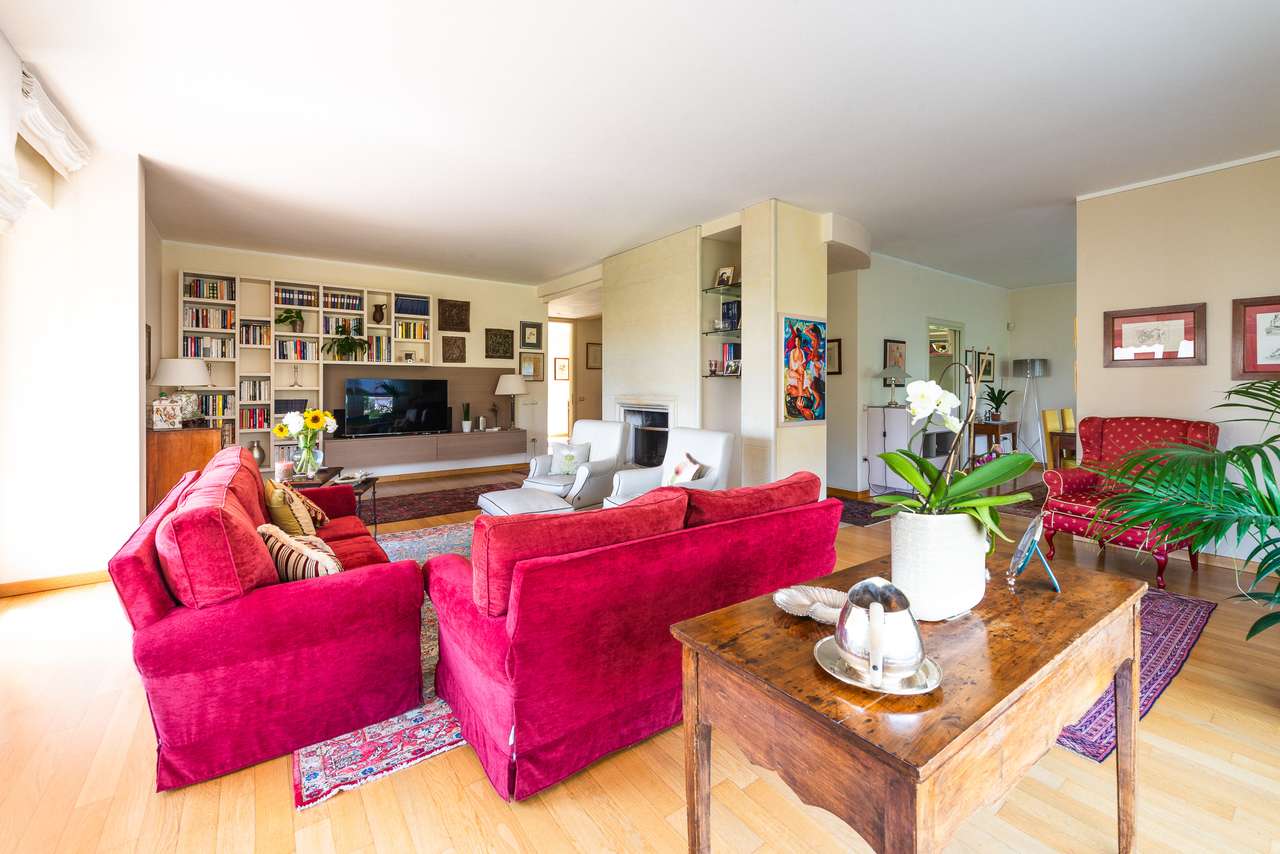 Villa in Garda mit 4SZ, 3 Bäder, Garage, Garten, traumhafter Seeblick