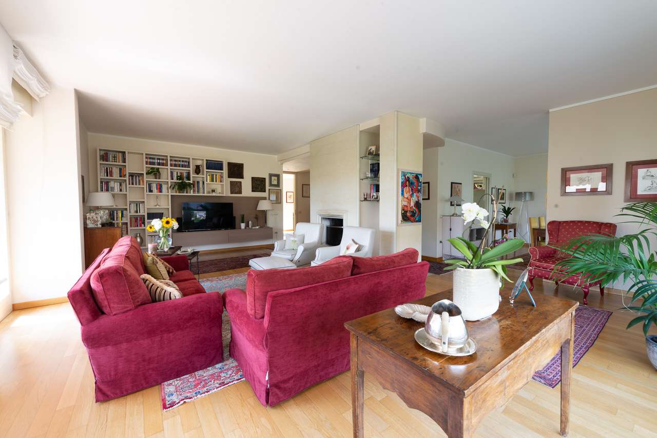 Villa in Garda mit 4SZ, 3 Bäder, Garage, Garten, traumhafter Seeblick