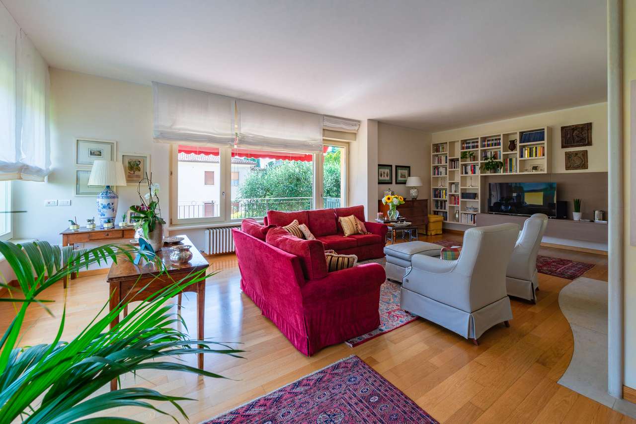 Villa in Garda mit 4SZ, 3 Bäder, Garage, Garten, traumhafter Seeblick