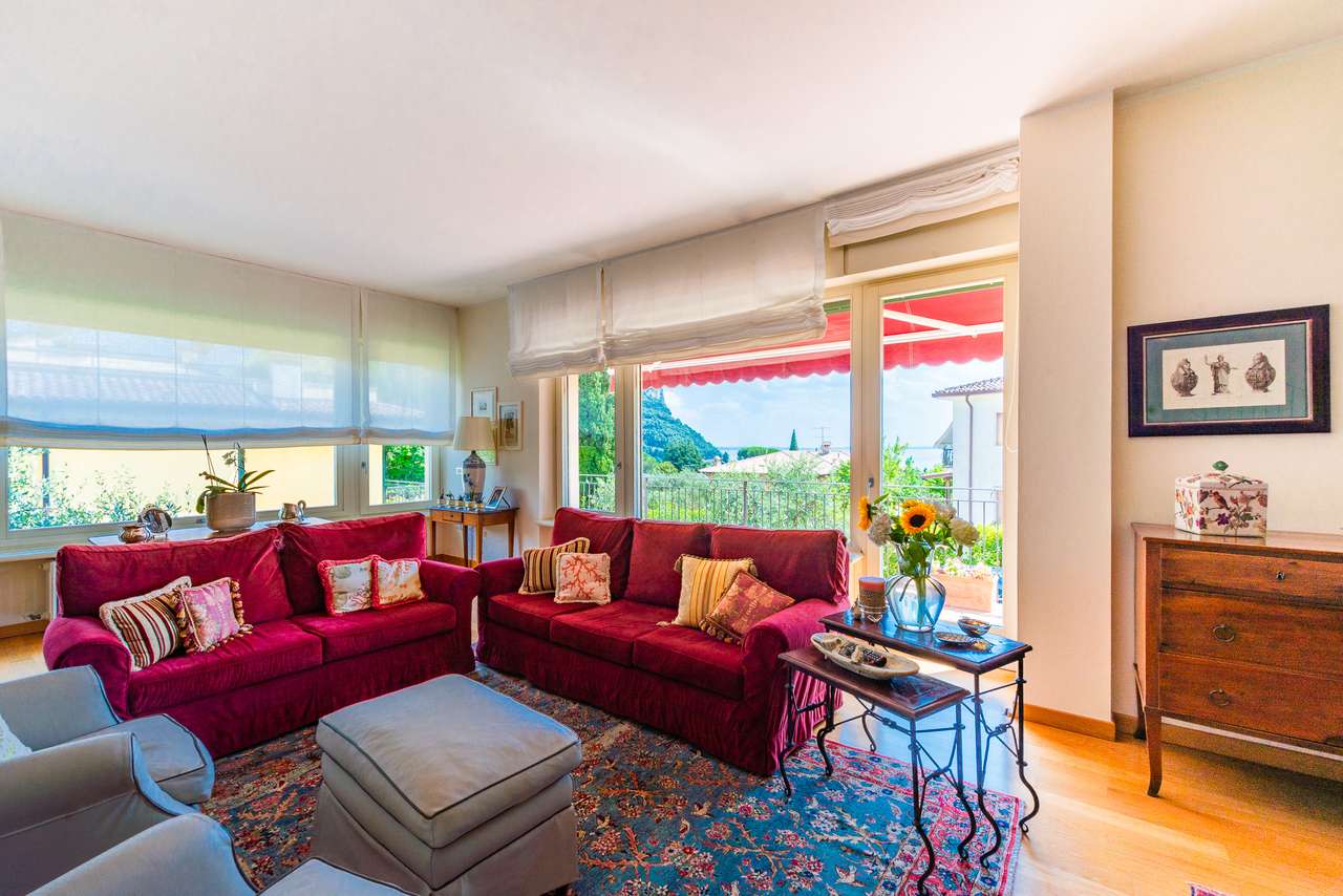 Villa in Garda mit 4SZ, 3 Bäder, Garage, Garten, traumhafter Seeblick