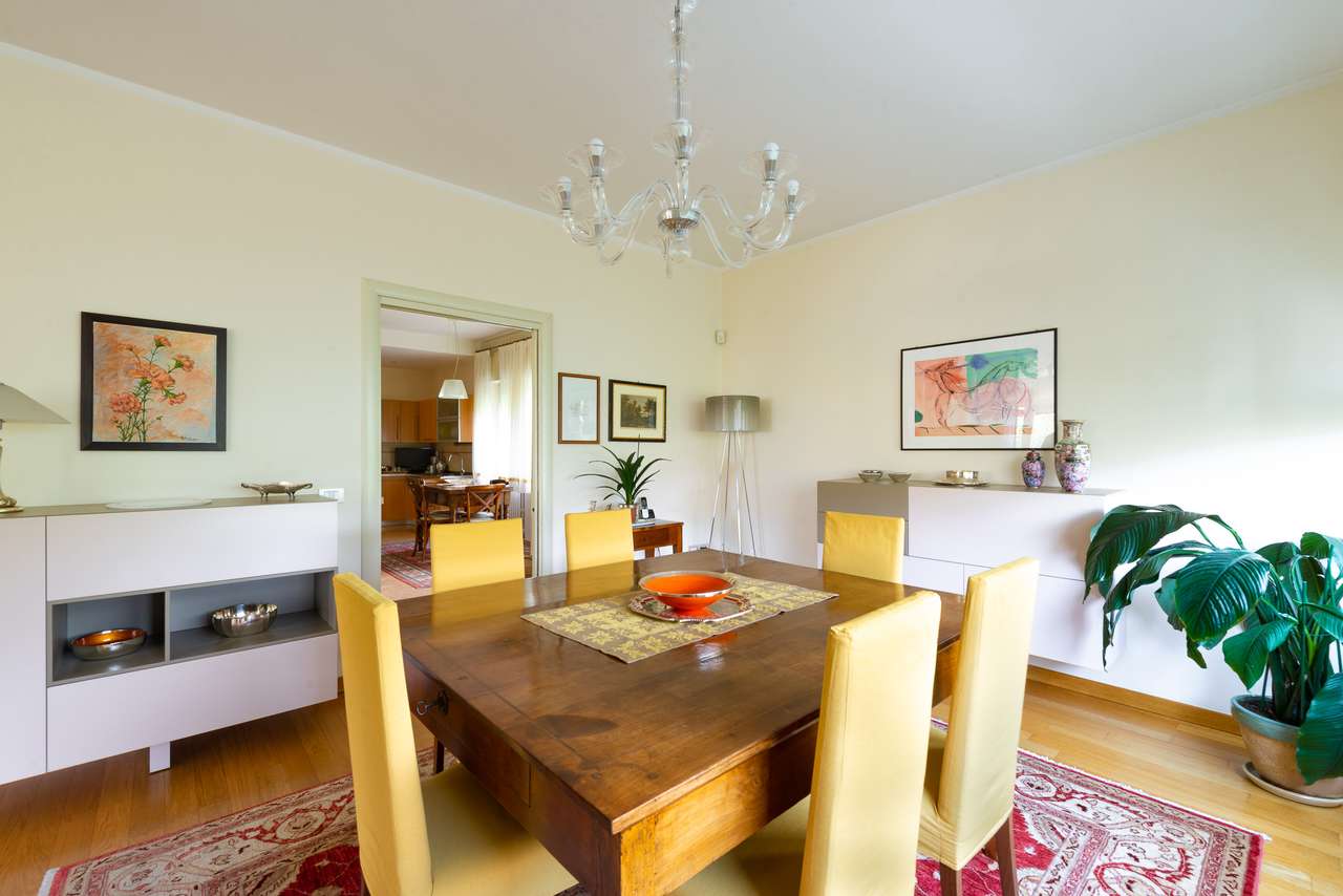 Villa in Garda mit 4SZ, 3 Bäder, Garage, Garten, traumhafter Seeblick
