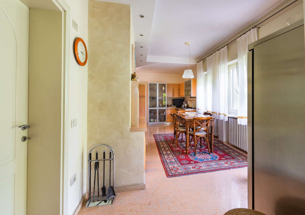 Villa in Garda mit 4SZ, 3 Bäder, Garage, Garten, traumhafter Seeblick