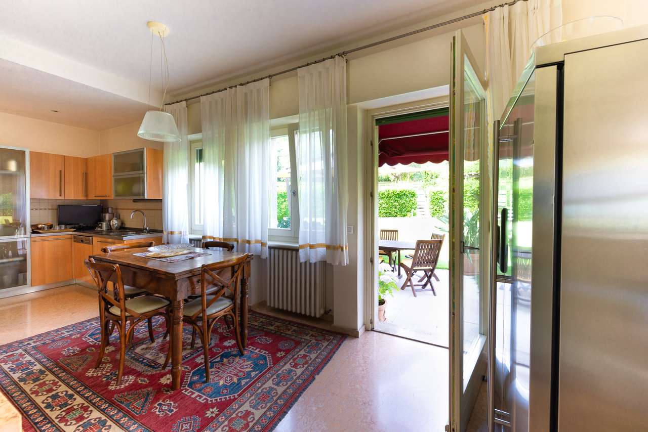 Villa in Garda mit 4SZ, 3 Bäder, Garage, Garten, traumhafter Seeblick