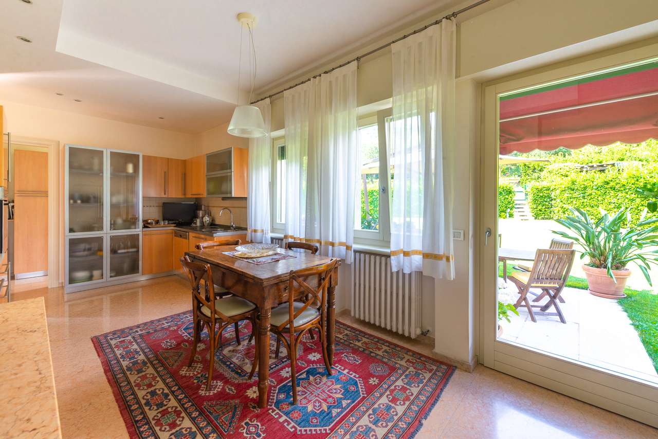 Villa in Garda mit 4SZ, 3 Bäder, Garage, Garten, traumhafter Seeblick