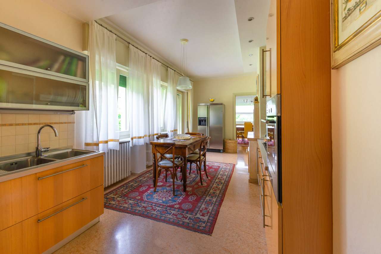 Villa in Garda mit 4SZ, 3 Bäder, Garage, Garten, traumhafter Seeblick