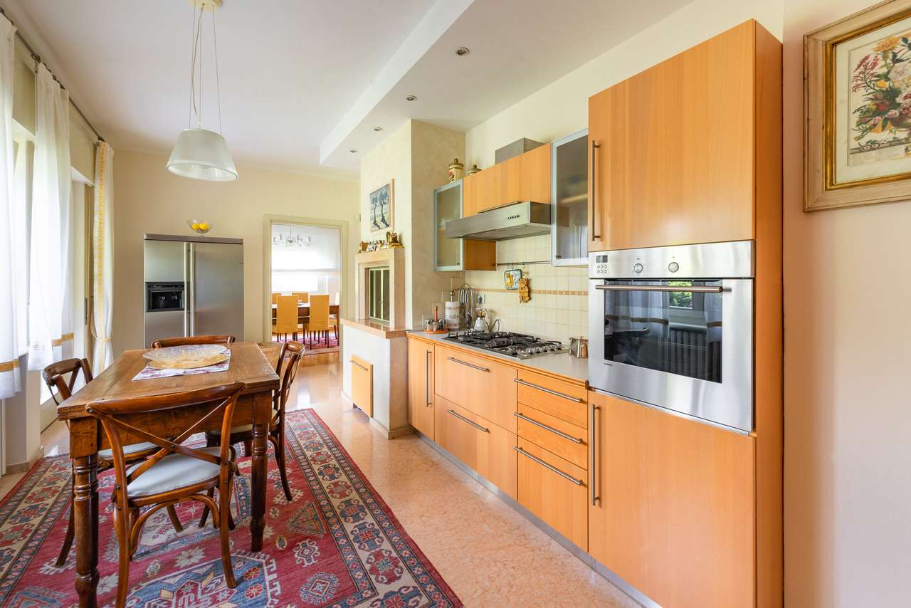 Villa in Garda mit 4SZ, 3 Bäder, Garage, Garten, traumhafter Seeblick