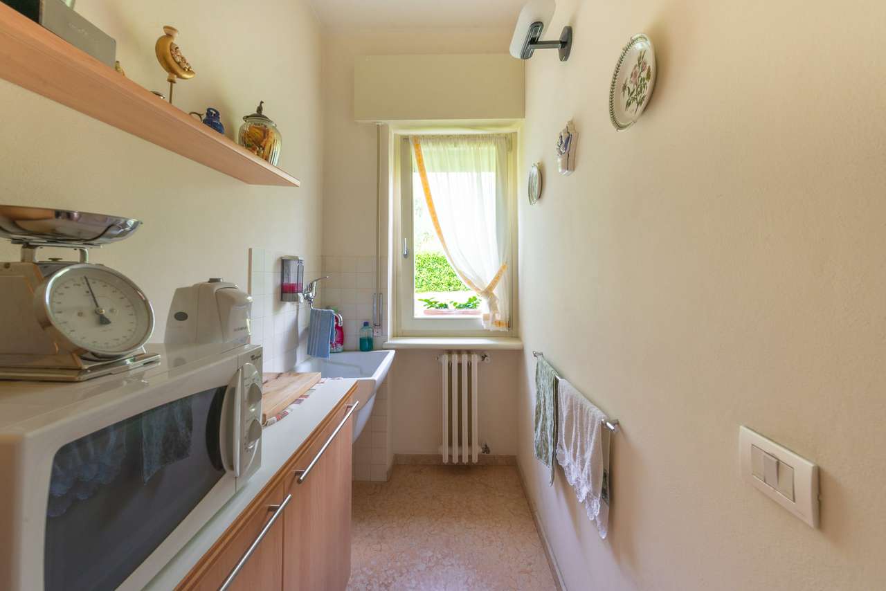 Villa in Garda mit 4SZ, 3 Bäder, Garage, Garten, traumhafter Seeblick