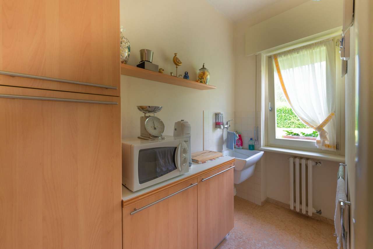 Villa in Garda mit 4SZ, 3 Bäder, Garage, Garten, traumhafter Seeblick