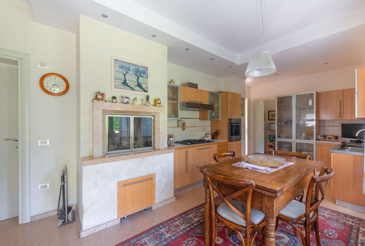 Villa in Garda mit 4SZ, 3 Bäder, Garage, Garten, traumhafter Seeblick