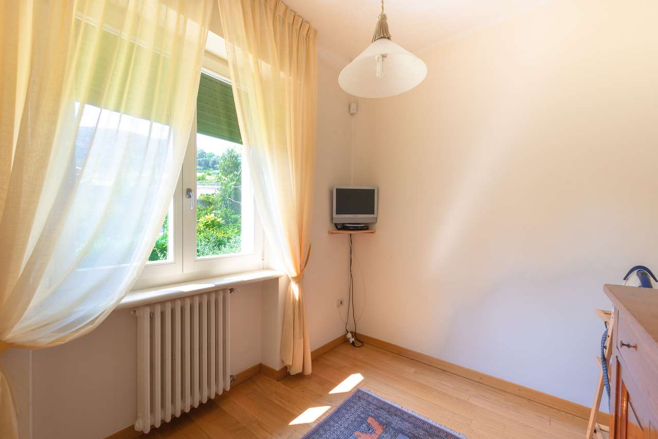Villa in Garda mit 4SZ, 3 Bäder, Garage, Garten, traumhafter Seeblick