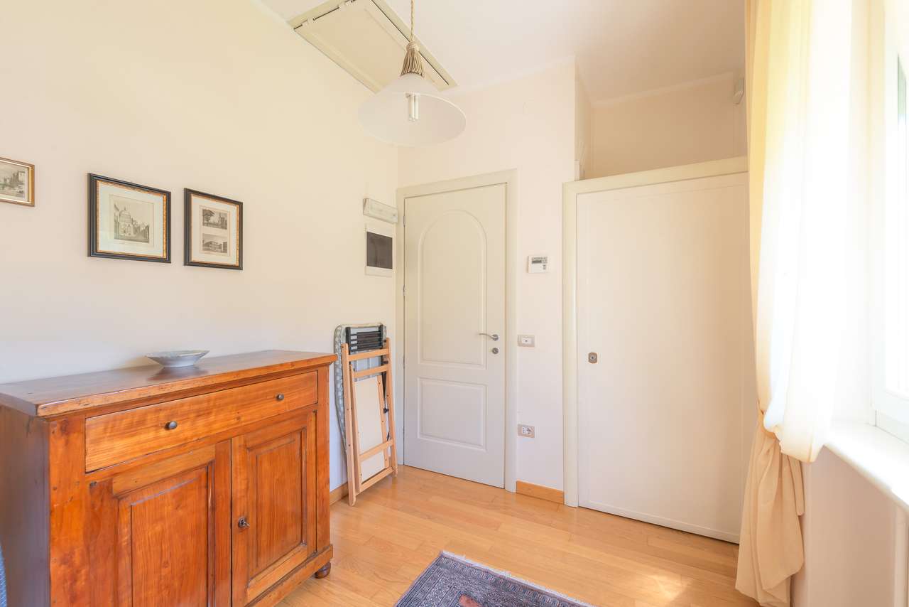 Villa in Garda mit 4SZ, 3 Bäder, Garage, Garten, traumhafter Seeblick