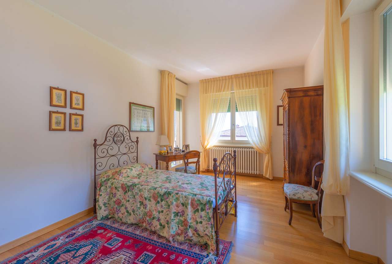 Villa in Garda mit 4SZ, 3 Bäder, Garage, Garten, traumhafter Seeblick