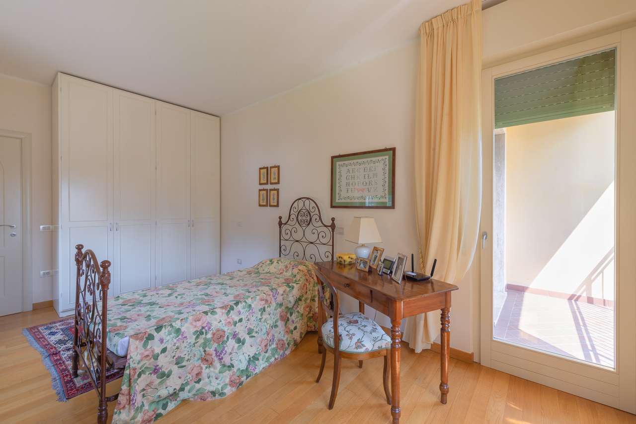 Villa in Garda mit 4SZ, 3 Bäder, Garage, Garten, traumhafter Seeblick