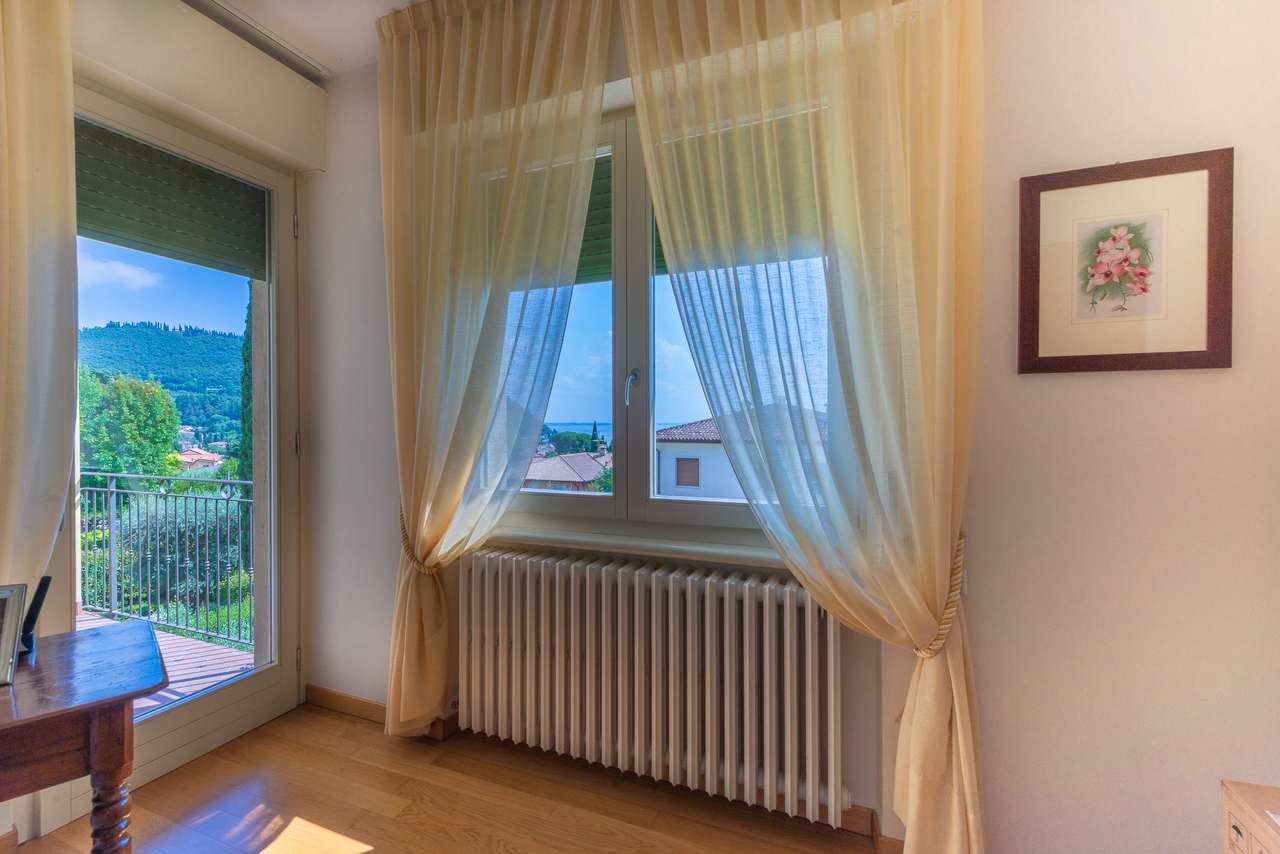 Villa in Garda mit 4SZ, 3 Bäder, Garage, Garten, traumhafter Seeblick