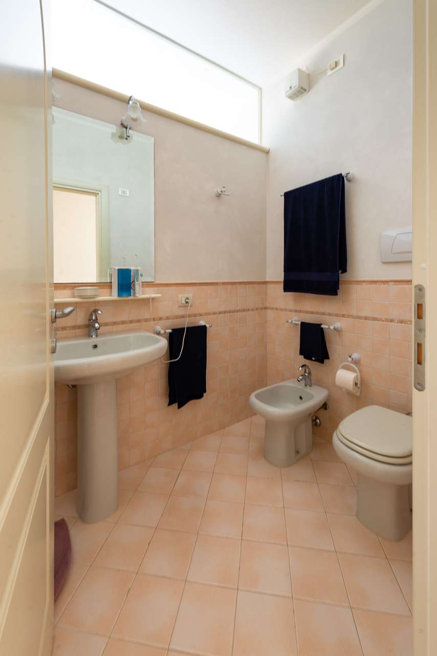 Villa in Garda mit 4SZ, 3 Bäder, Garage, Garten, traumhafter Seeblick