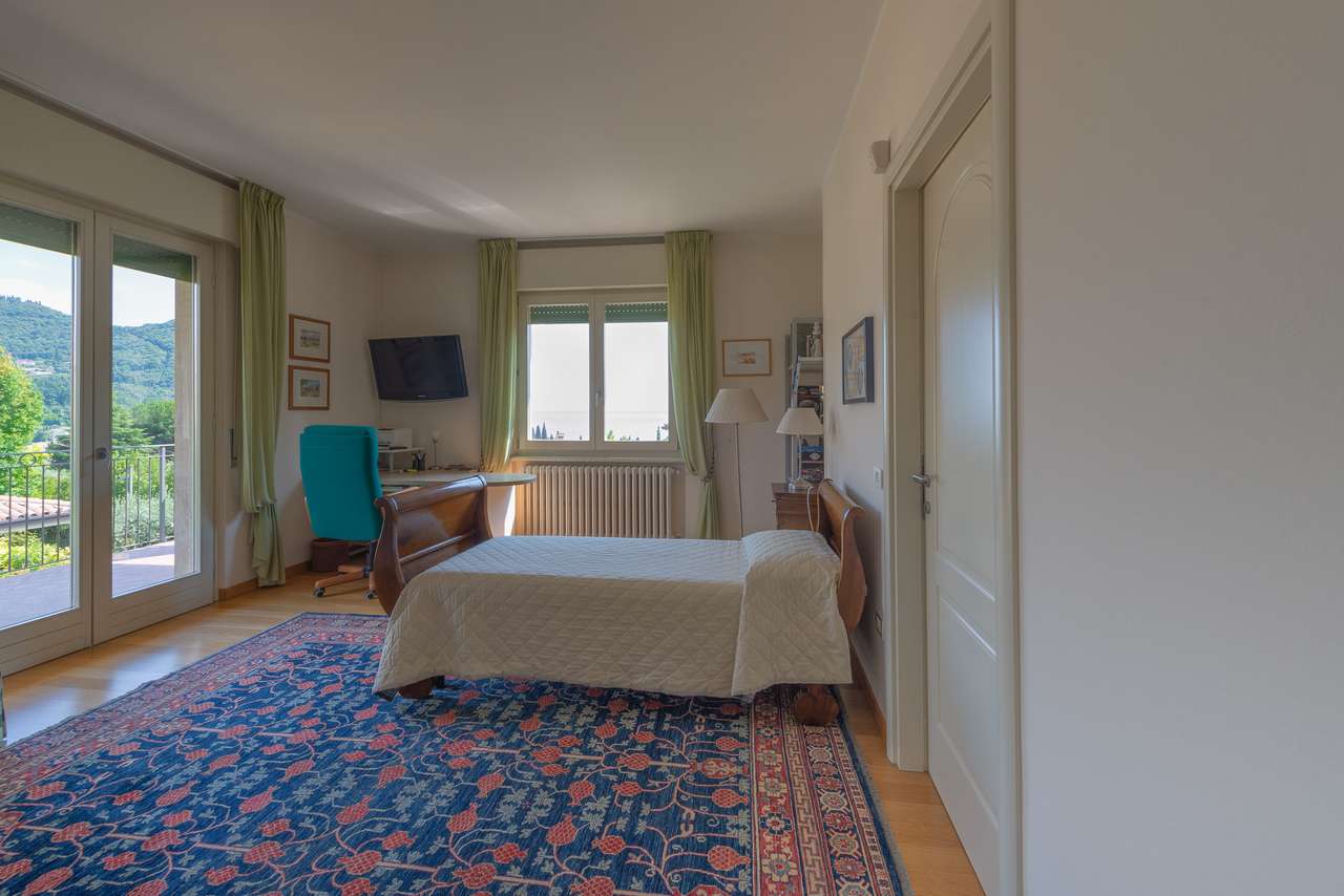 Villa in Garda mit 4SZ, 3 Bäder, Garage, Garten, traumhafter Seeblick