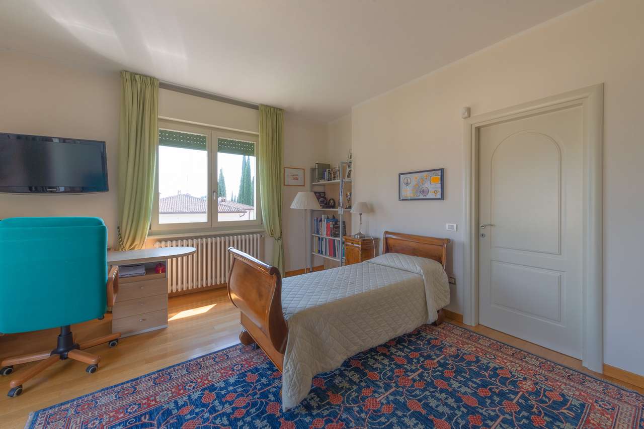 Villa in Garda mit 4SZ, 3 Bäder, Garage, Garten, traumhafter Seeblick