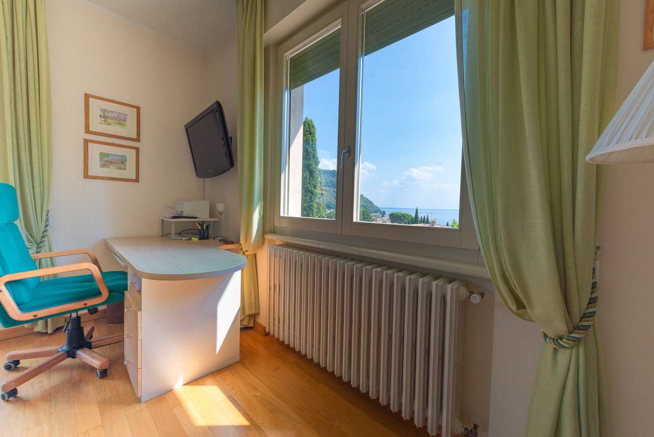 Villa in Garda mit 4SZ, 3 Bäder, Garage, Garten, traumhafter Seeblick