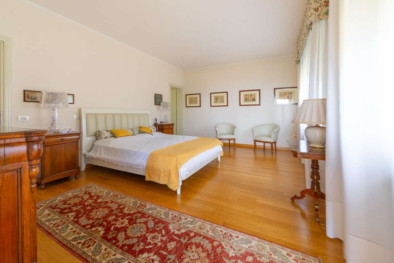 Villa in Garda mit 4SZ, 3 Bäder, Garage, Garten, traumhafter Seeblick