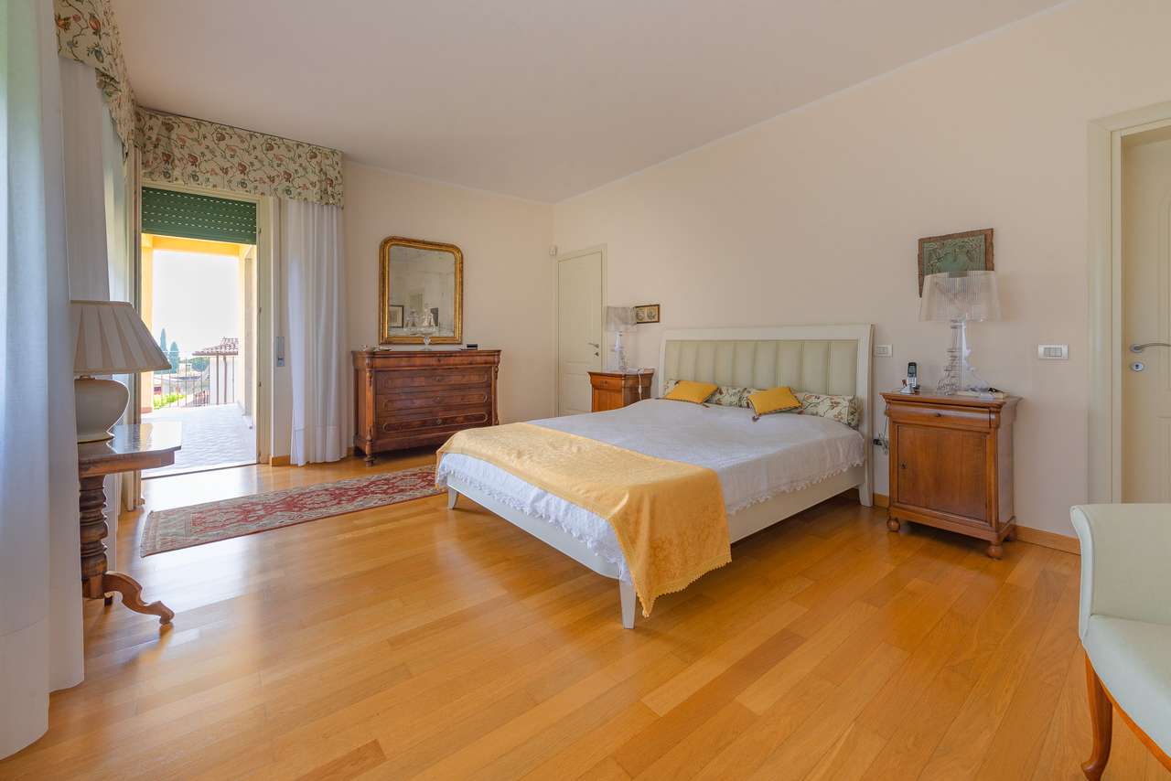 Villa in Garda mit 4SZ, 3 Bäder, Garage, Garten, traumhafter Seeblick