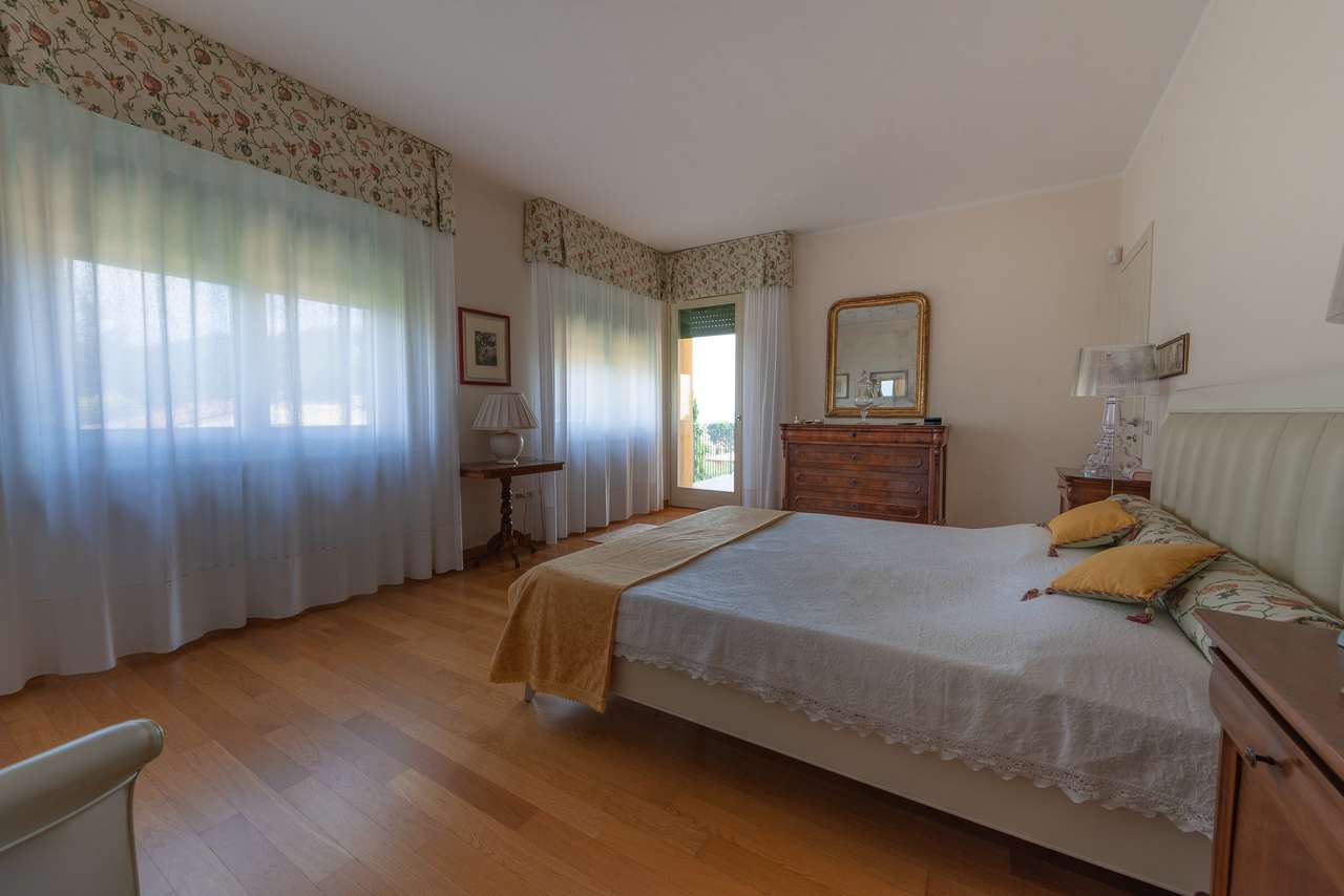 Villa in Garda mit 4SZ, 3 Bäder, Garage, Garten, traumhafter Seeblick