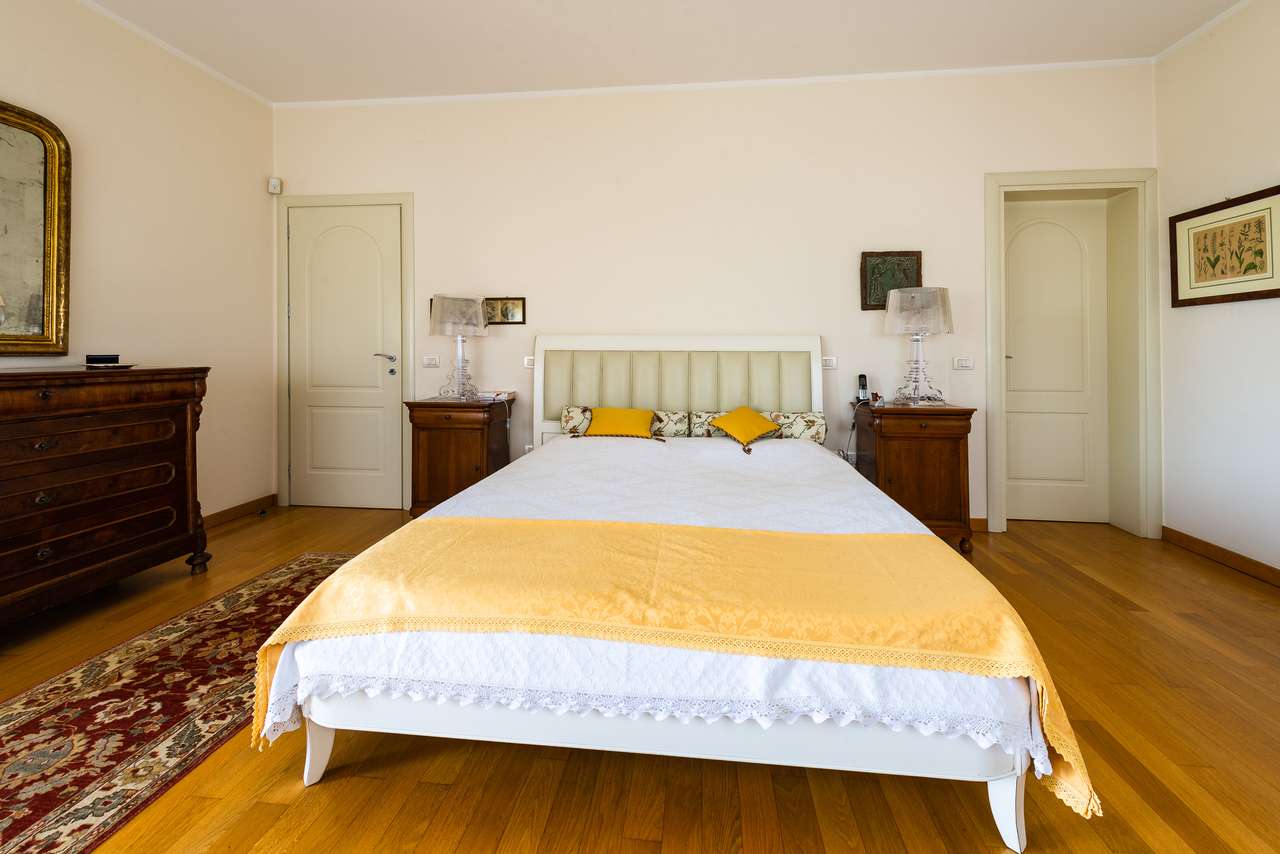 Villa in Garda mit 4SZ, 3 Bäder, Garage, Garten, traumhafter Seeblick